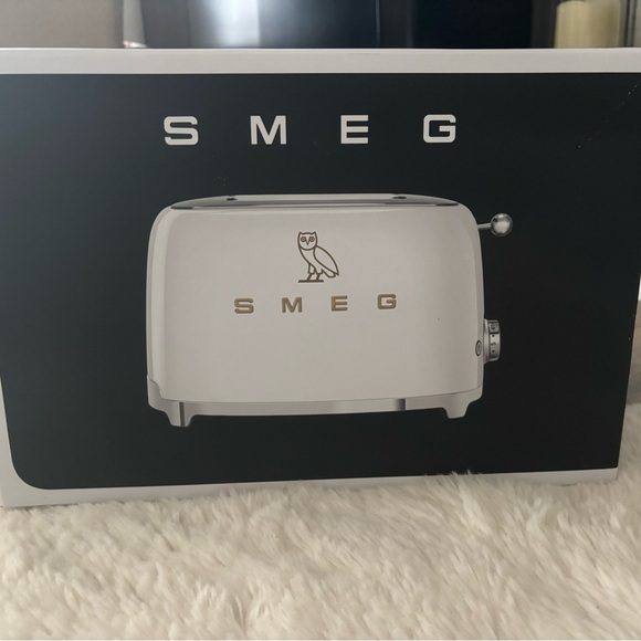 **SOLD**Smeg White Toaster with Gold Accents - Picture 6 of 10